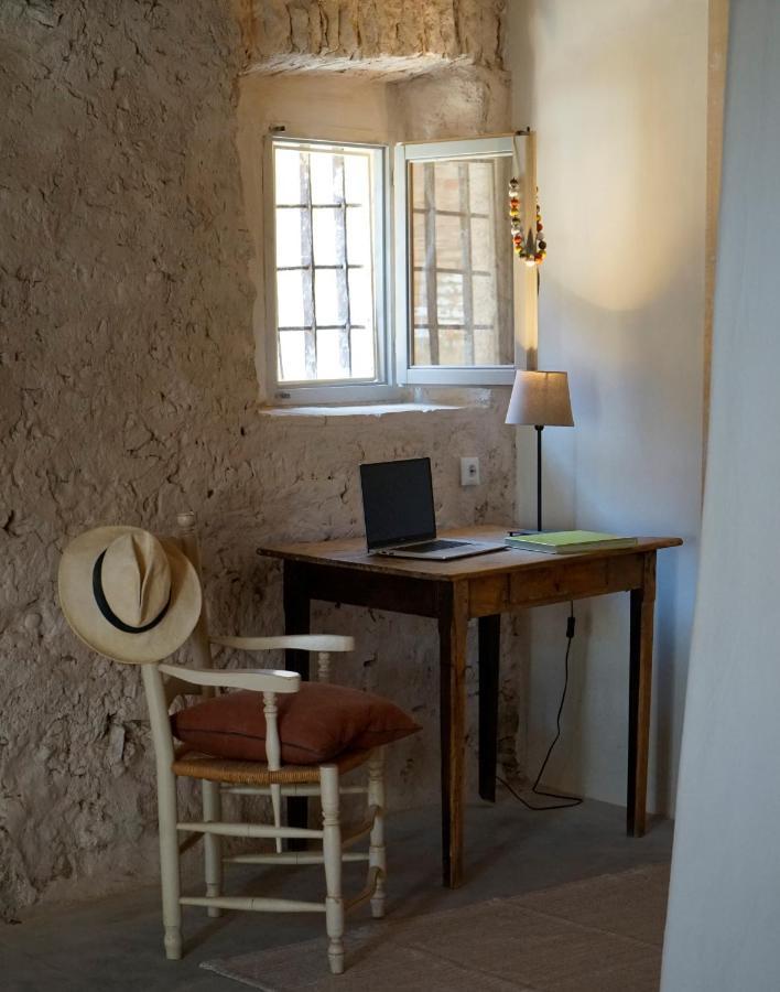 Can Tat, Loft In A Old Coach House Sant Jordi Desvalls Exterior photo